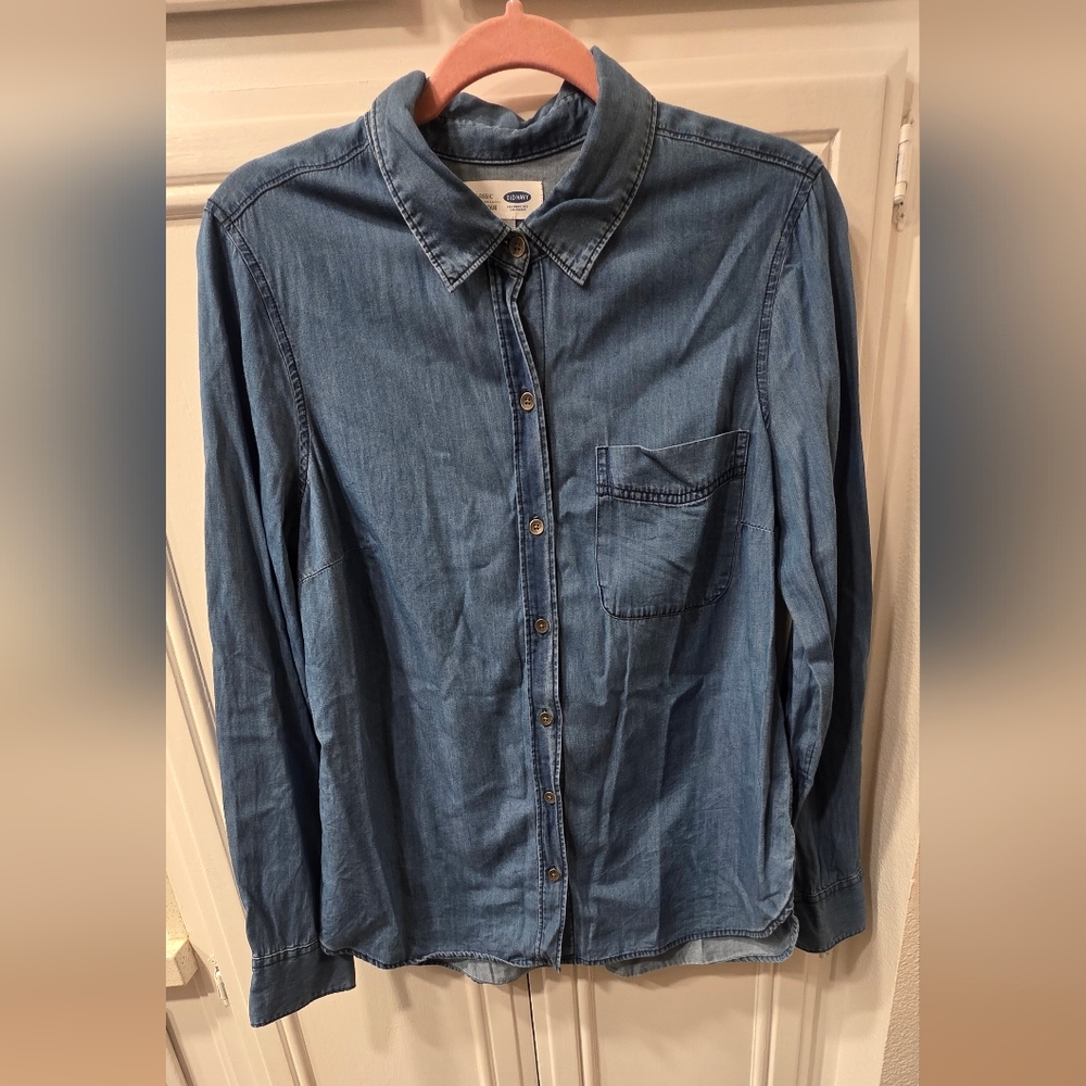 Old Navy Women's Classic Denim Button Down ~ Size Medium - Picture 2 of 7